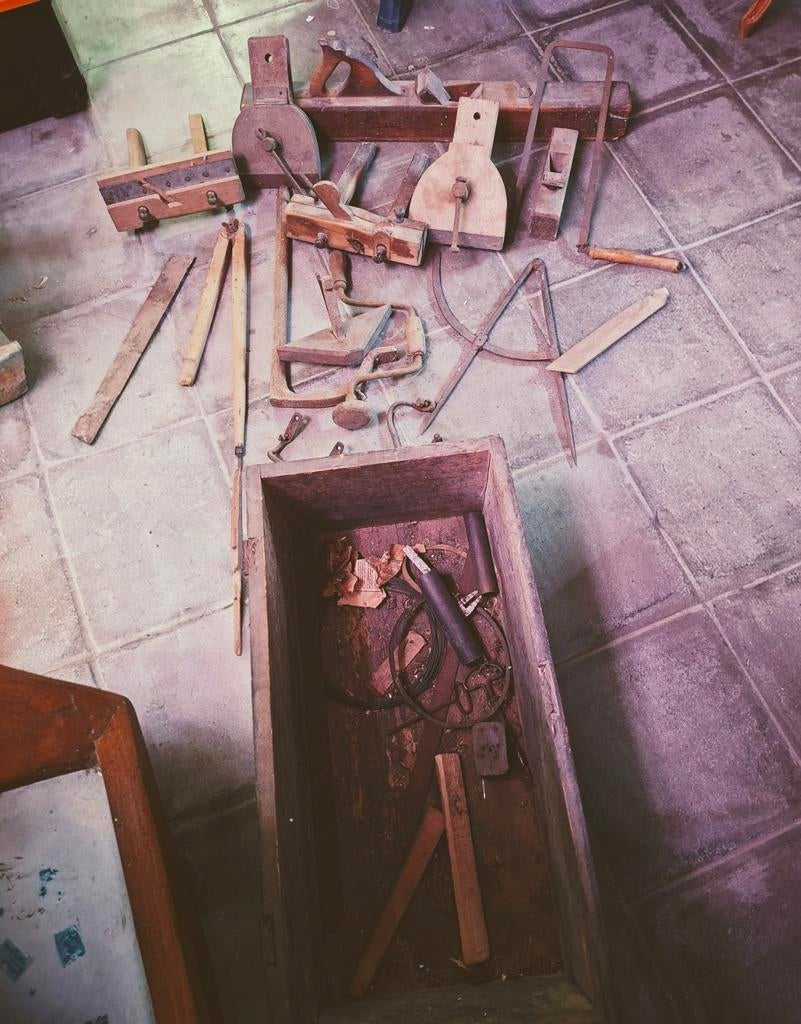 Outils anciens, en particulier outils de menuiserie, Enlèvement