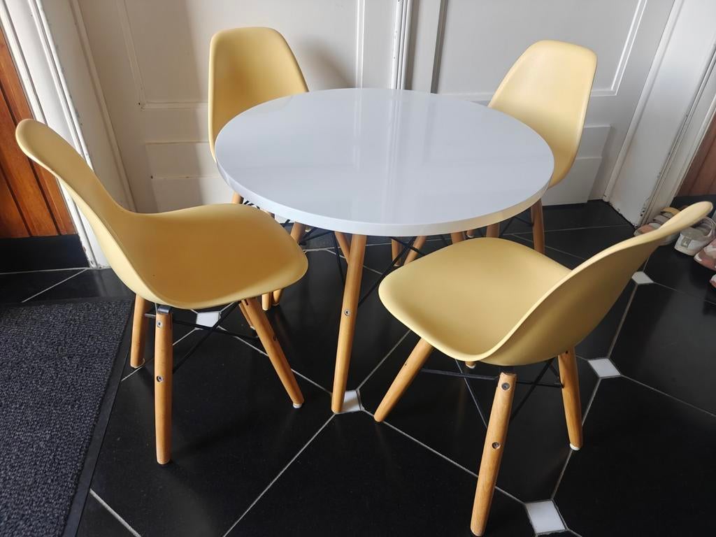 Table pour enfants avec quatre chaises, Enlèvement, Table(s) et Chaise(s)