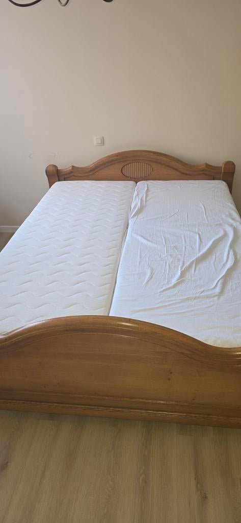 Lit en chêne 160x210 avec 2 matelas et 2 tables de chevet, Enlèvement