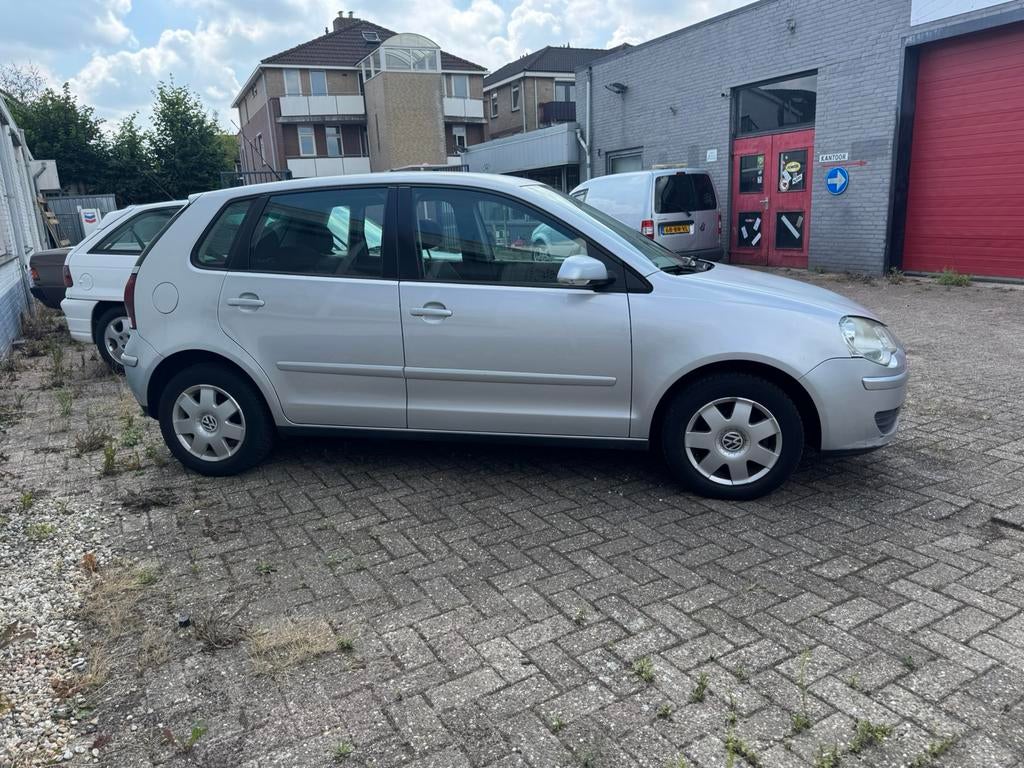 Volkswagen VW Polo 1.4 benzine 2006, Auto's, Volkswagen, Voorwielaandrijving, Zwart, 4 cilinders, Radio