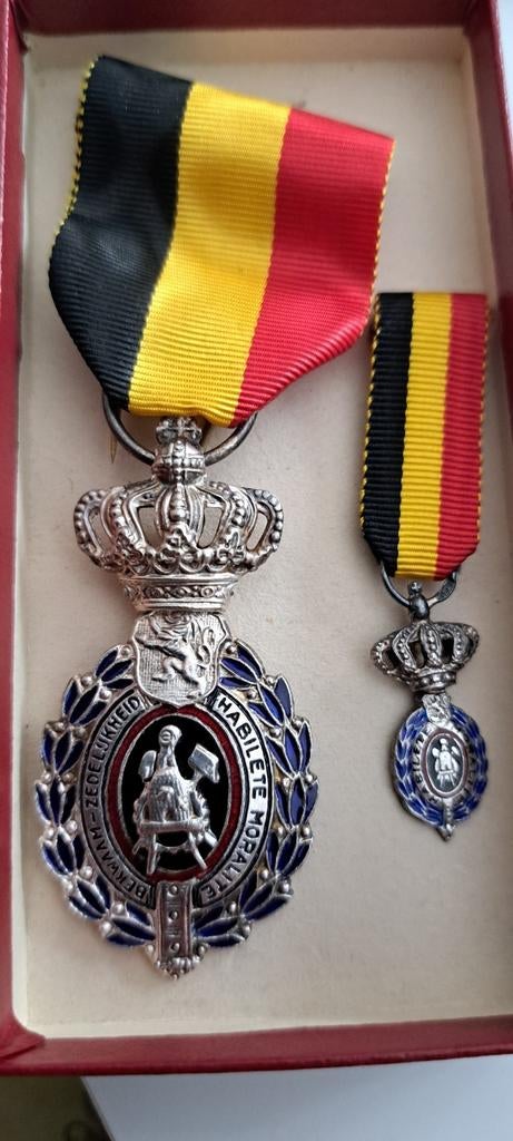 Ereteken van de arbeid 2de klas zilver, Verzamelen, Militaria | Algemeen, Ophalen of Verzenden, Overige soorten, Lintje, Medaille of Wings