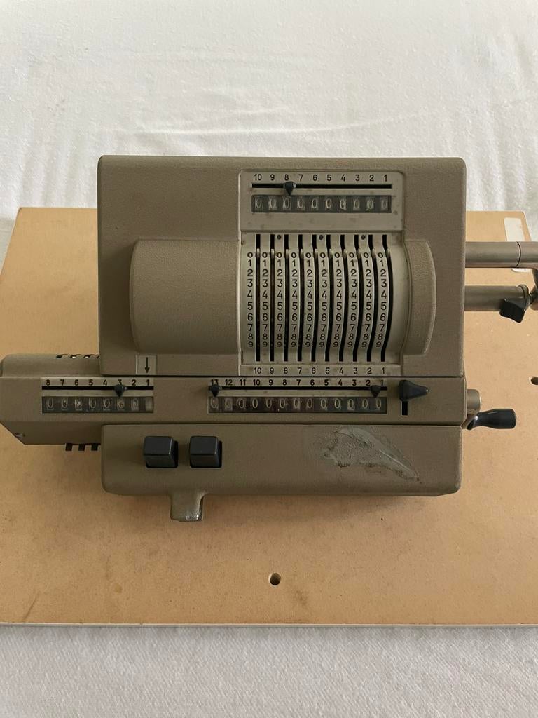 Mooie oude rekenmachine van Ohdner, Ophalen