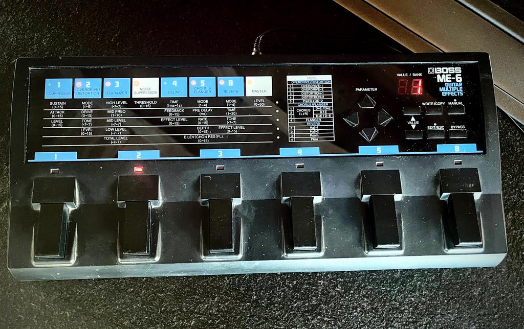 Boss ME-6: vintage 90’s gitaarpedaal in zeer goede staat, Musique & Instruments, Effets, Chorus, Delay ou Écho, Distortion, Overdrive ou Fuzz