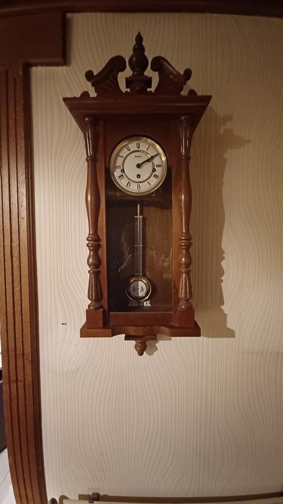 Horloge murale Hermle, Enlèvement