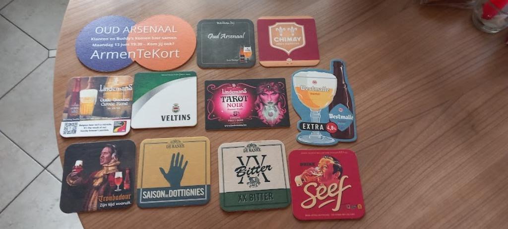 41 cartes de bières différentes, dont Oud Arsenaal, Omer, Enlèvement ou Envoi, Comme neuf, Sous-bock, Autres marques