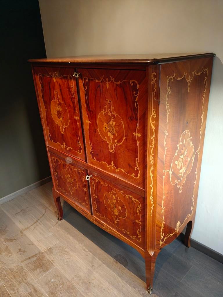 Belle armoire vintage avec placage et marqueterie — chef-d'œ, Enlèvement