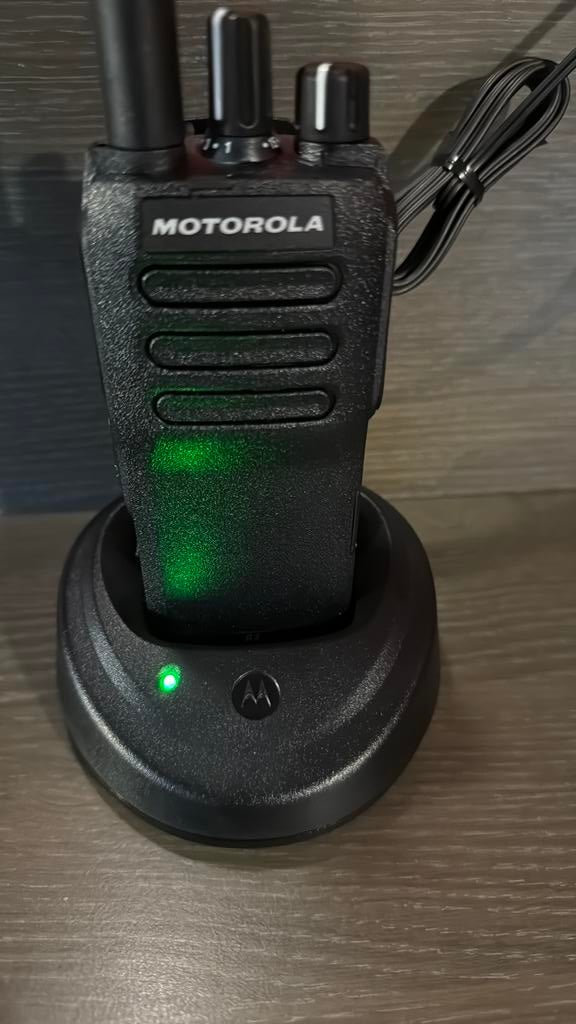 Motorola R2 UHF, Télécoms, Enlèvement ou Envoi, 5 à 15 km, Avec clip de ceinture, Neuf