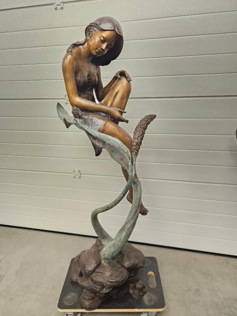 Bronzen prachtig meisje op palmblad top details zeer lage pr, Tuin en Terras, Tuinbeelden, Ophalen of Verzenden, Nieuw, Overige materialen