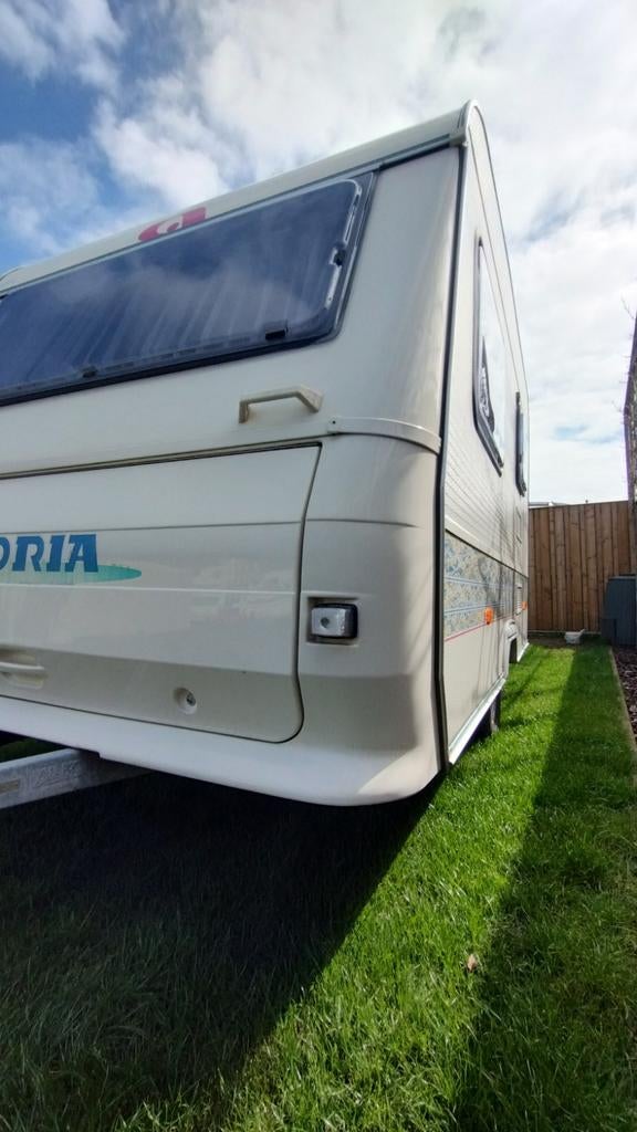 Adria Unica 320  -750kg keuringsvrij (2001), Caravans en Kamperen, Caravans, Particulier, Adria, Luifel, Ophalen