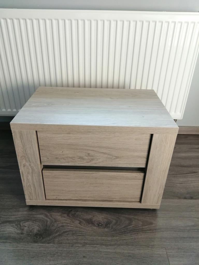 Gratis nachtkast Odrada licht beschadigd. 59x43.diepte 41, Huis en Inrichting, Slaapkamer | Nachtkastjes, Ophalen