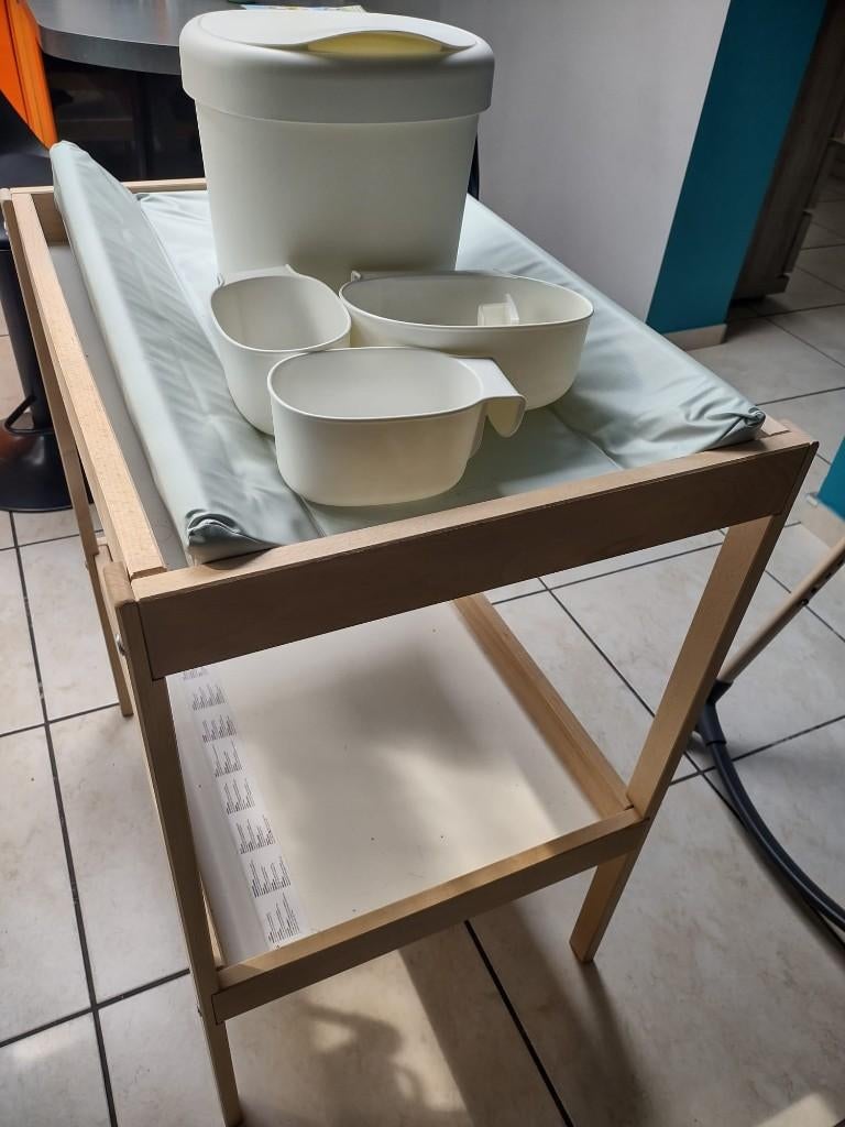 Table à langer + matelas + poubelle, Enfants & Bébés, Autres marques, Enlèvement, Utilisé, Autres types