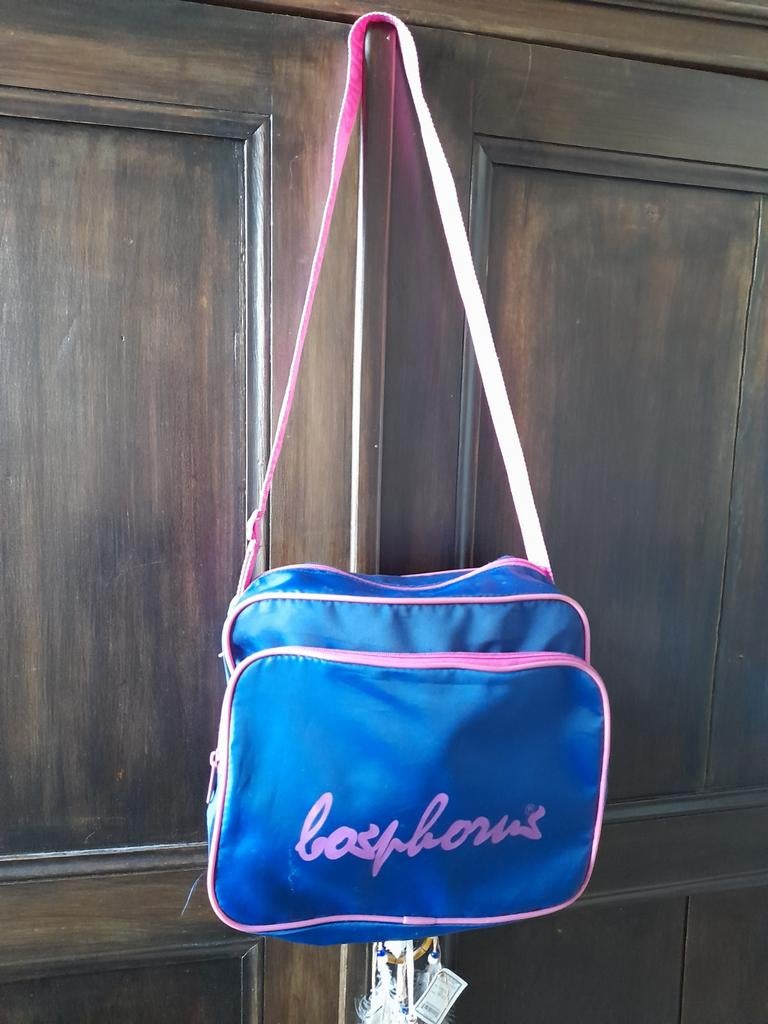 Sac à  bandoulière Bosphorus bleu et fuchsia +/- 30x25x10, Bijoux, Sacs & Beauté, Enlèvement ou Envoi, Comme neuf, Bleu