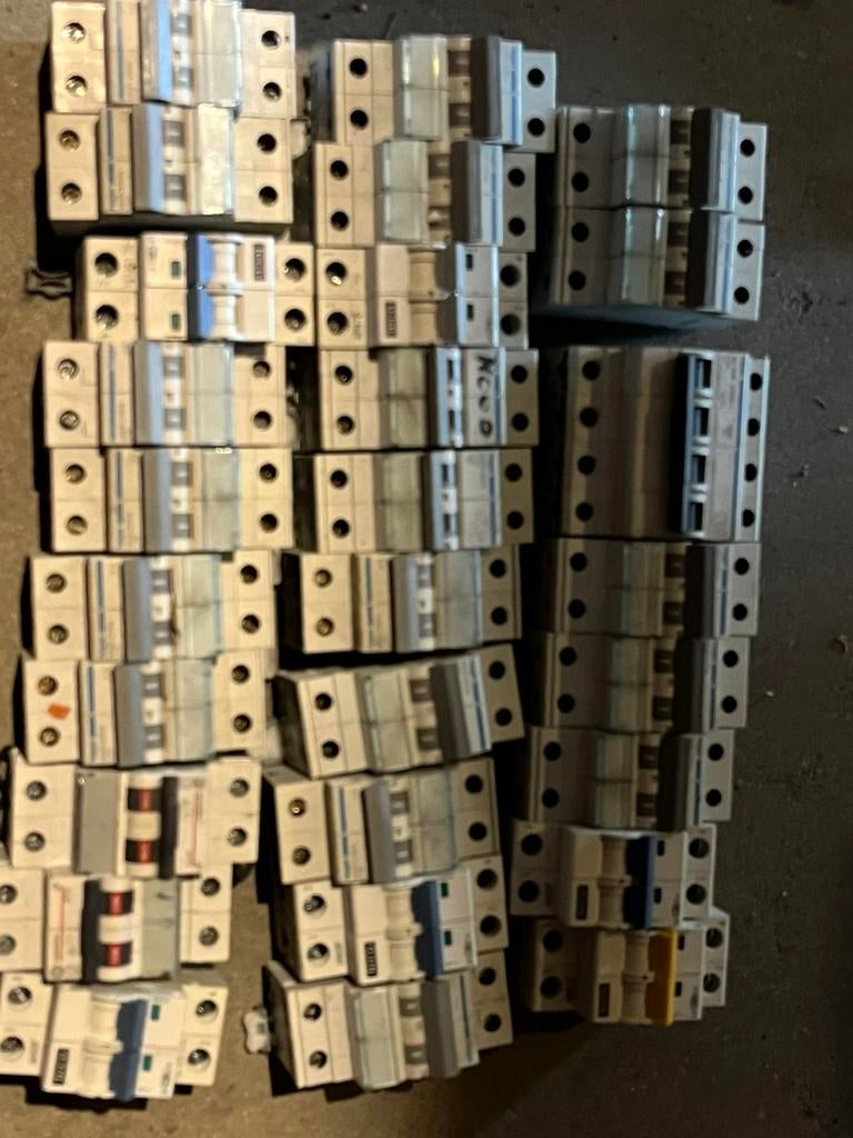 28x enkelvoudige installatieautomaten — Hager & gemengd, Ophalen, Zo goed als nieuw