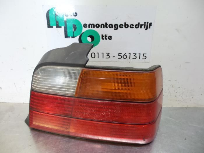 Feu arrière droit d'un BMW 3-Serie, Autos : Pièces & Accessoires, Éclairage, BMW, Utilisé, Enlèvement ou Envoi