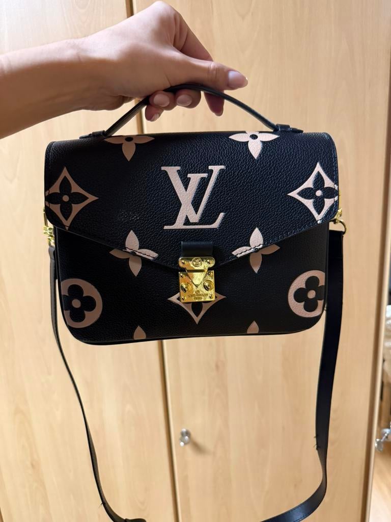 Louis vuitton pochette metis, Hobby en Vrije tijd, Kostuums, Theaterbenodigdheden en LARP, Ophalen, Zo goed als nieuw