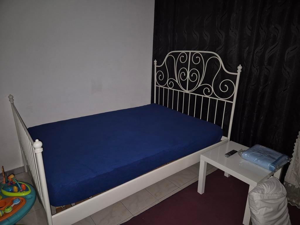 Lit avec sommiers à lattes et matelas, Maison & Meubles, Chambre à coucher | Lits, Enlèvement, Comme neuf, Deux personnes, Blanc