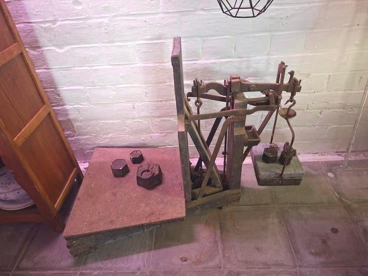 Oude weegschaal bascule, Ophalen