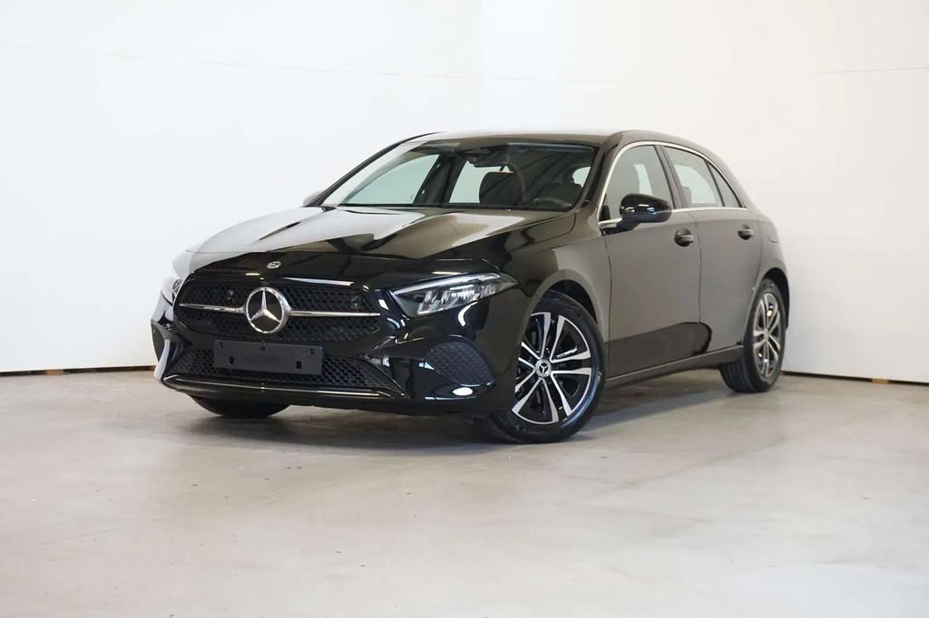 Mercedes-Benz A-CLASS 180 (bj 2025, automaat), Auto's, Mercedes-Benz, Gebruikt, 4 cilinders, 136 pk, Zwart