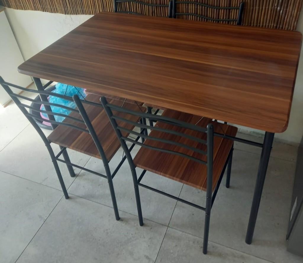 Table rectangulaire en MDF et structure en acier noir., Maison & Meubles, Quatre personnes, Métal, Comme neuf, Enlèvement