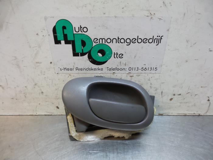 Poignée portière 2portes gauche d'un Peugeot 206, Autos : Pièces & Accessoires, Carrosserie & Tôlerie, Peugeot, Utilisé, 3 mois de garantie