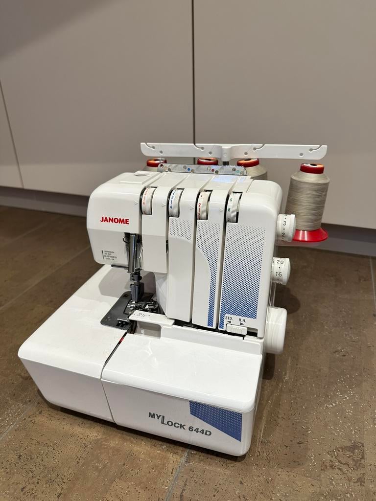 Janome MyLock 644D, Hobby en Vrije tijd, Naaimachines en Toebehoren, Ophalen, Zo goed als nieuw, Lockmachine, Janome