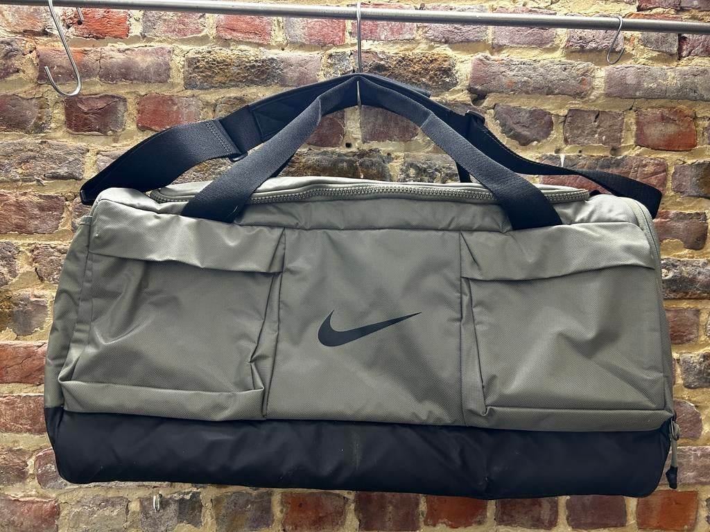 Sac de sport Nike Vapor Power Medium - gris, Handtassen en Accessoires, Tassen | Sporttassen, Ophalen, Zo goed als nieuw