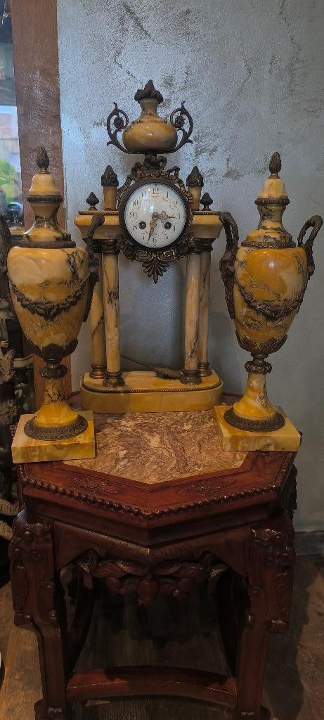 Grote marmeren antieke klok met casollette, Enlèvement