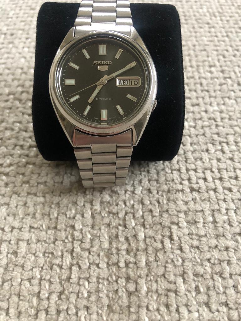 Seiko 5 Day and Date ‘Sunburst grey’, Handtassen en Accessoires, Horloges | Heren, Polshorloge, Seiko, Staal, Staal, Ophalen