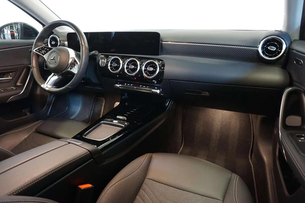 Mercedes-Benz A-CLASS 180 (bj 2025, automaat), Auto's, Mercedes-Benz, Gebruikt, 4 cilinders, 136 pk, Zwart