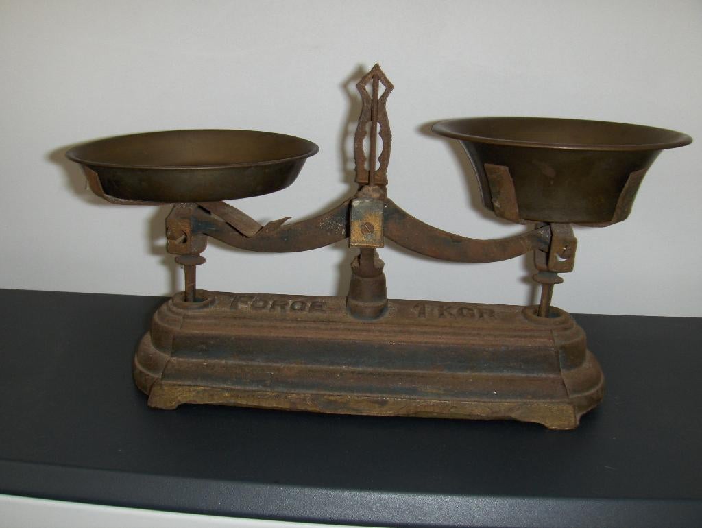 ancienne balance en fonte et plateau en cuivre force 1kgr., Antiquités & Art, Curiosités & Brocante, Enlèvement