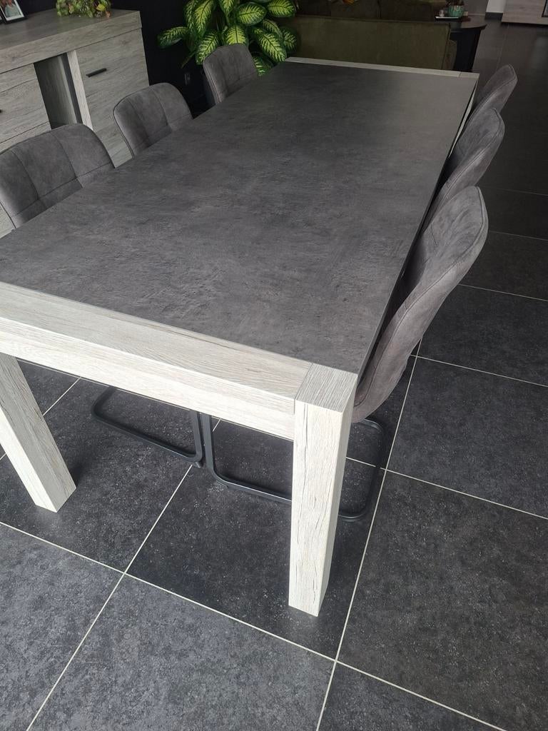 Zware houten eettafel, Ophalen
