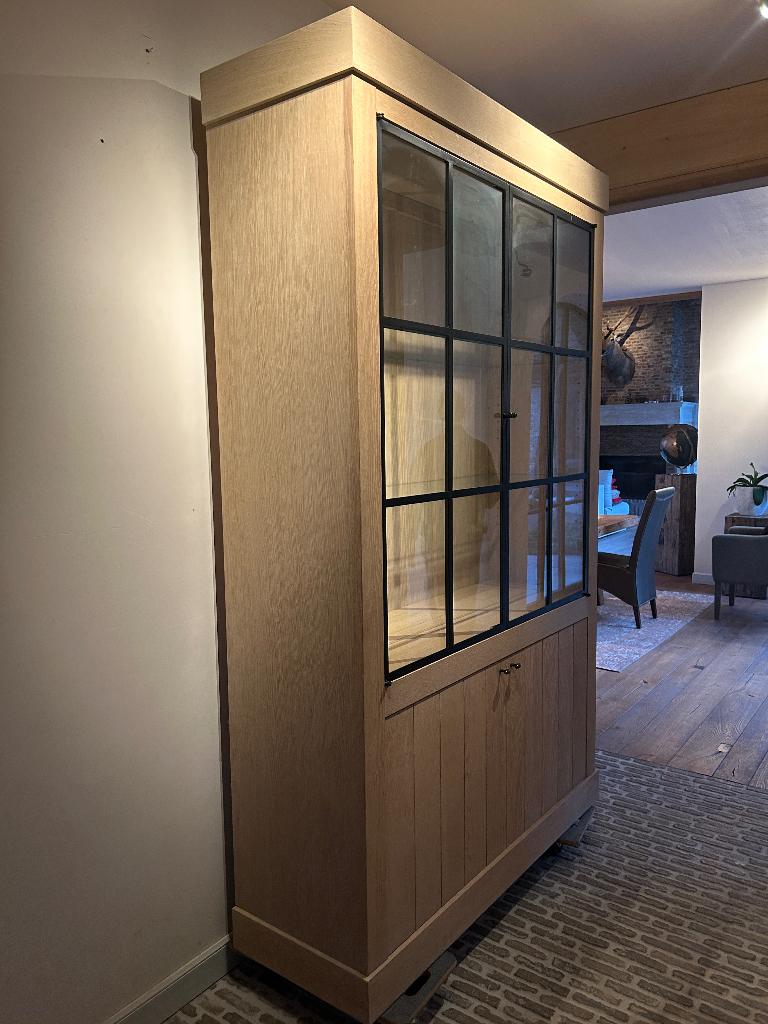 Eiken buffetkast (met binnenverlichting) - in nieuwstaat, Ophalen, Met plank(en), 100 tot 150 cm, Glas