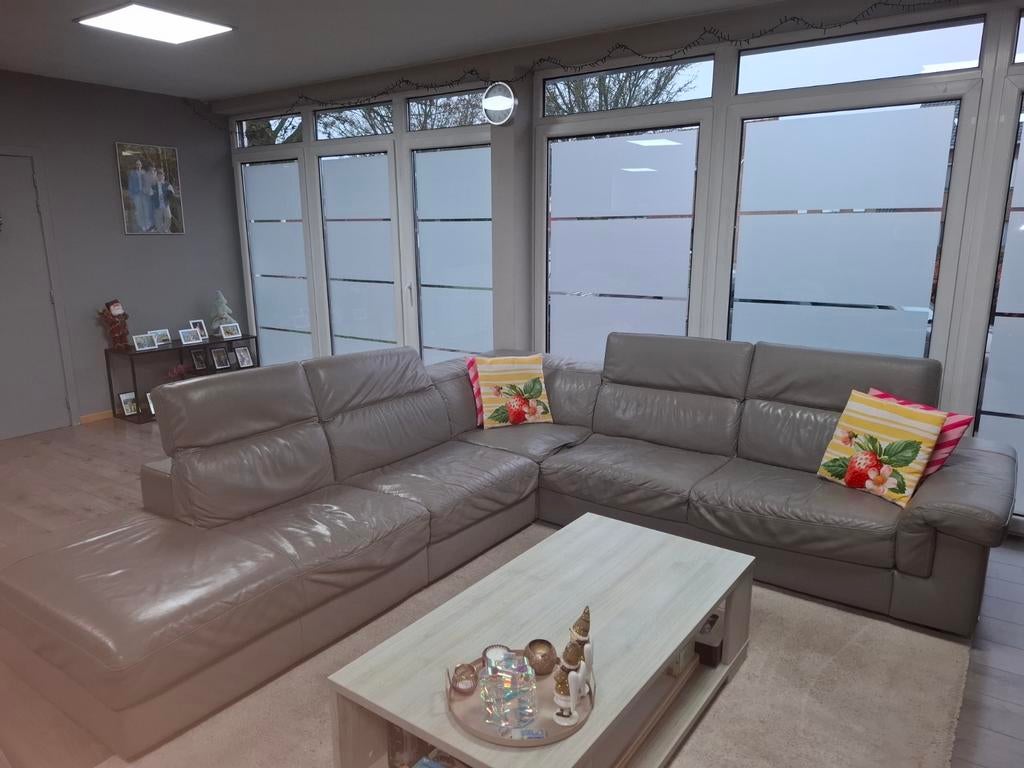 Lederen hoeksalon, Ophalen