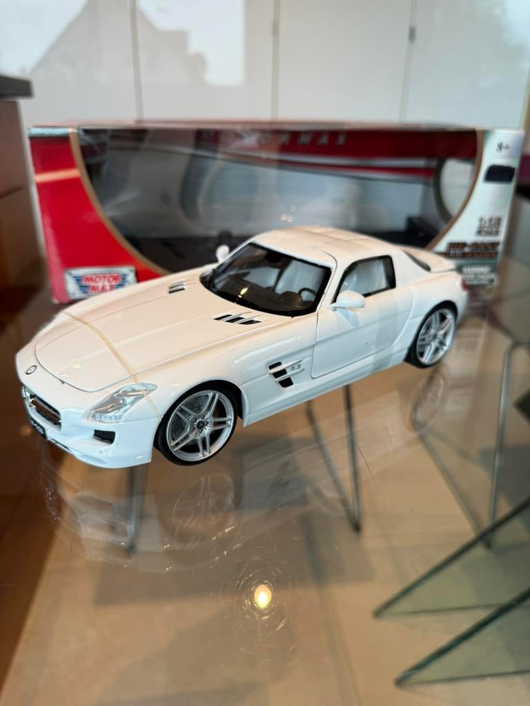 Prachtige Mercedes-Benz SLS AMG 1:18 nikkel in doos, Hobby en Vrije tijd, Modelauto's | 1:18, Ophalen of Verzenden, Zo goed als nieuw