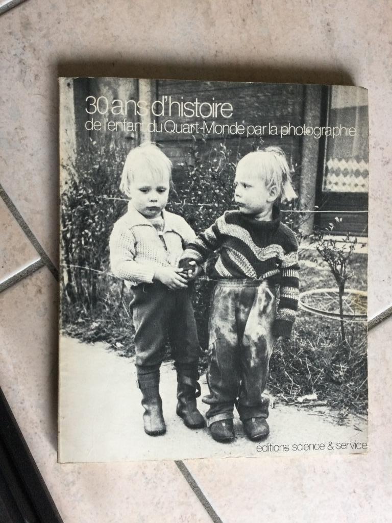 30 ANS:ENFANCE QUART MONDE-PHOTOGRAPHIE"BELGIQUE, Antiquités & Art, Enlèvement ou Envoi, SCIENCE SERVICE