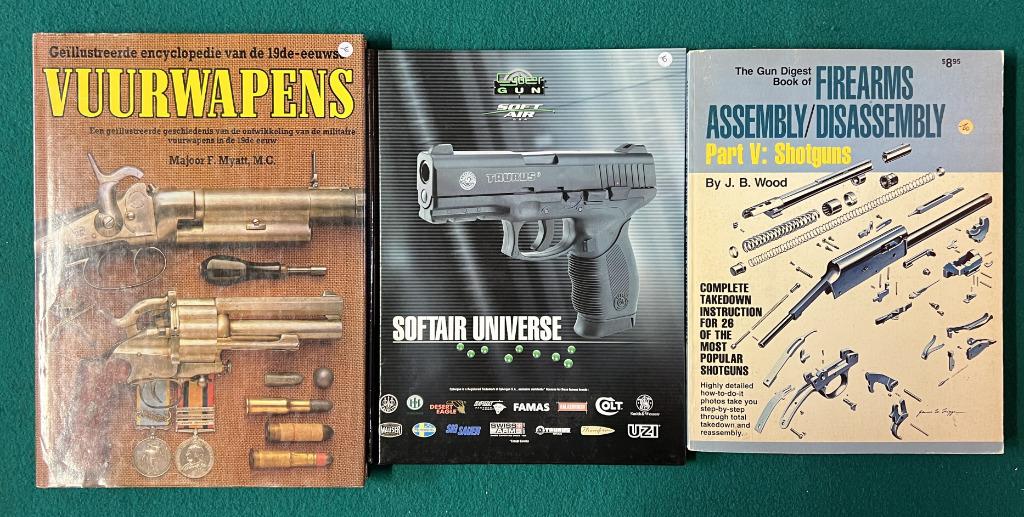 Boeken - geweren - pistolen - revolvers - messen - militair, Ophalen of Verzenden, Gelezen, Overige onderwerpen