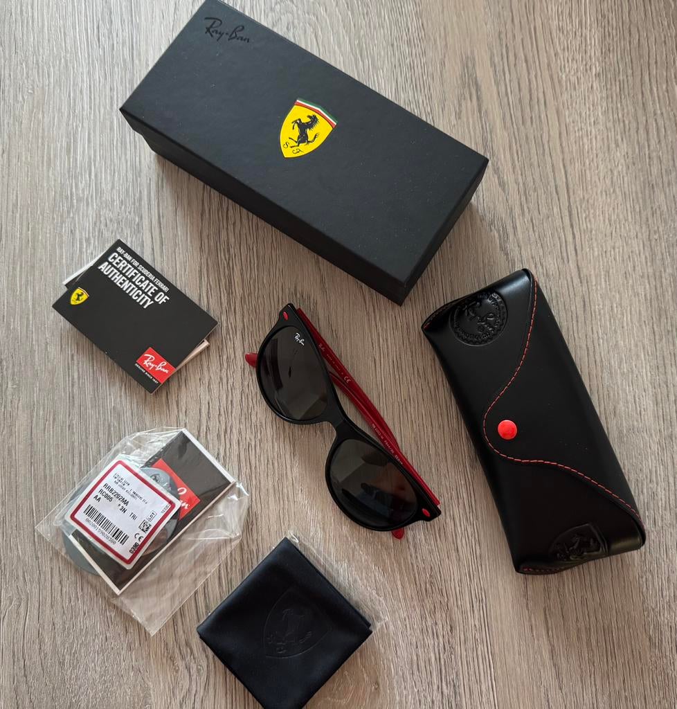 Ray-Ban Scuderia Ferrari Collection, Enlèvement ou Envoi, Comme neuf, Lunettes, Ray-Ban