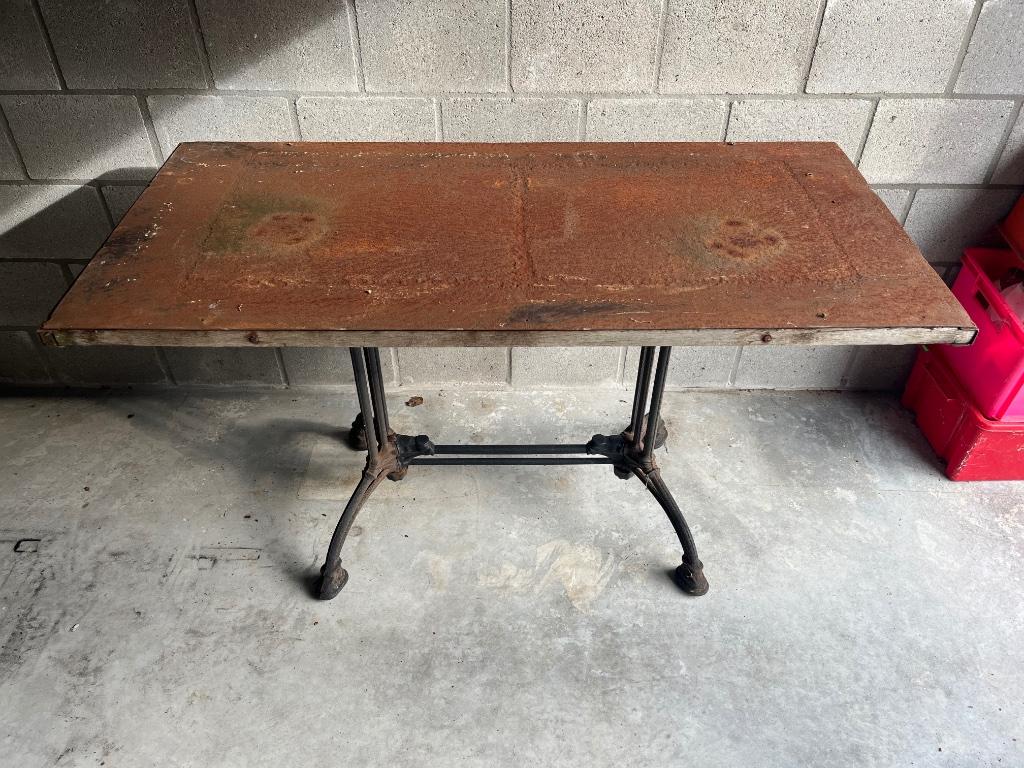Brocante tafel met gietijzeren poten, Ophalen