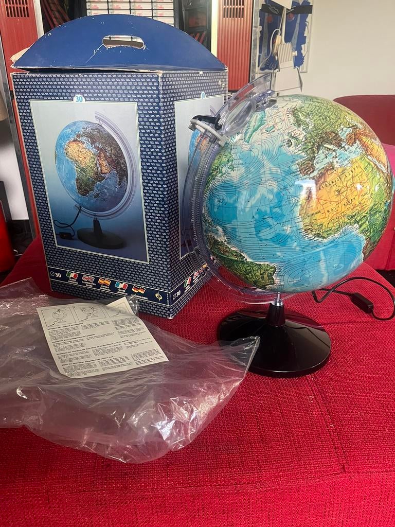 Wereldbol 30cm met licht en vergrootglas (NIEUW), Ophalen of Verzenden, Zo goed als nieuw