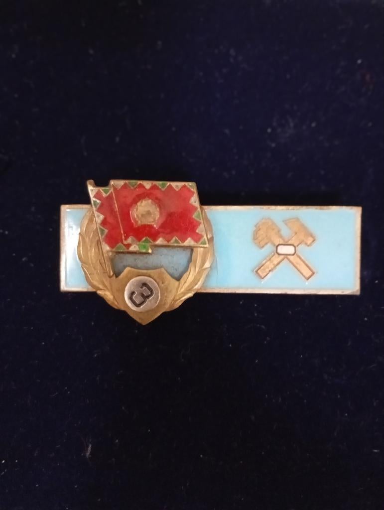 Vintage Hongaarse militaire mechanici / socialist badge, Verzamelen, Ophalen of Verzenden, Zo goed als nieuw