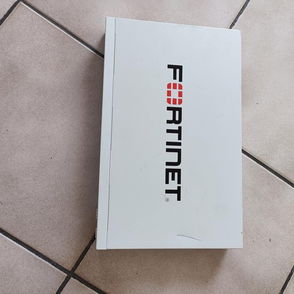 Fortinet Netwerkswitch, Computers en Software, Netwerk switches, Zo goed als nieuw, Ophalen