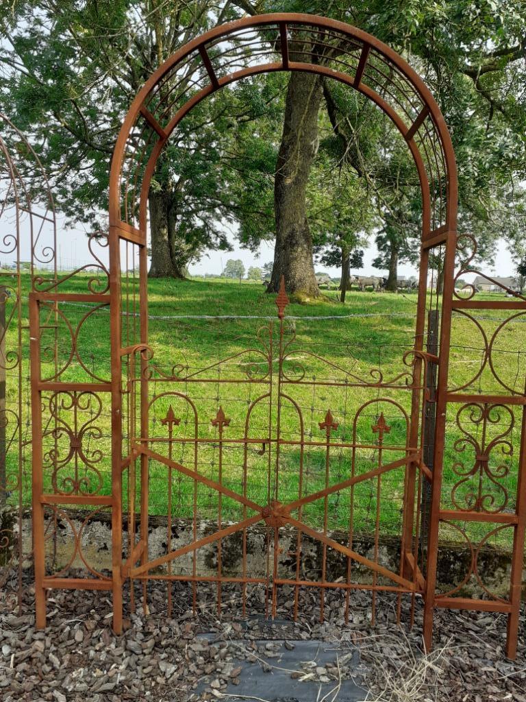 Grande arche , arcade avec barrière en fer forgé, Enlèvement, Neuf