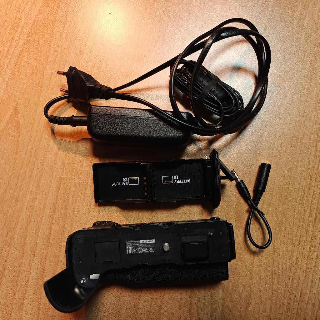 VPB-XT2 grip met 220v adapter & headjack, TV, Hi-fi & Vidéo, Envoi, Comme neuf, Fuji