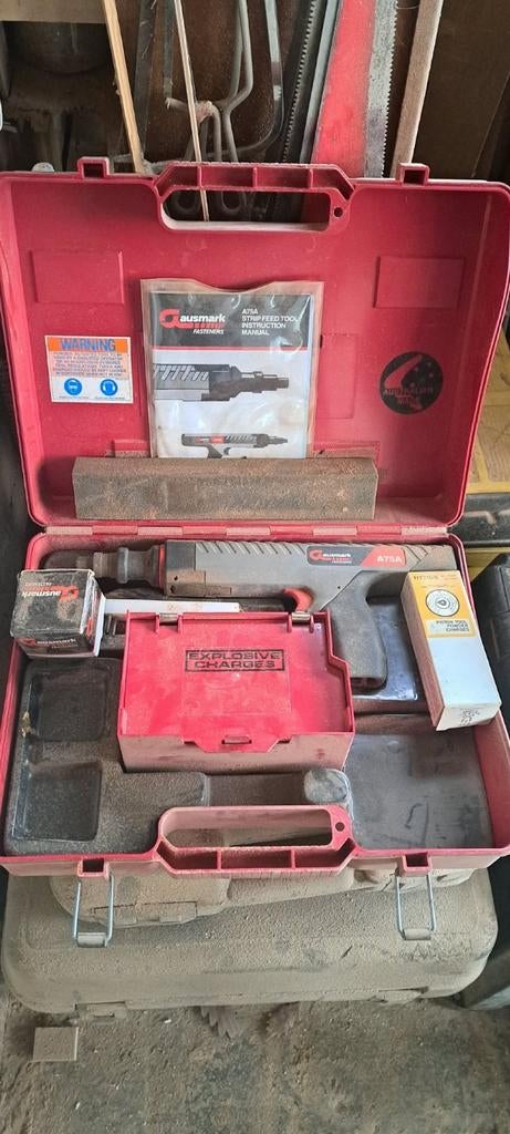 Nagelpistool voor beton muur., Doe-het-zelf en Bouw, Gereedschap | Handgereedschap, Ophalen