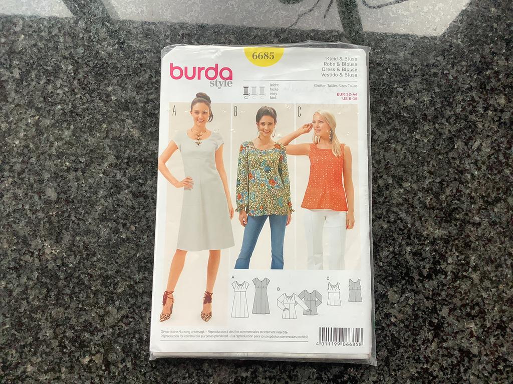 Burda patroon 6685 dames kleed & blouse, Neuf, Enlèvement ou Envoi, Autres types, Burda