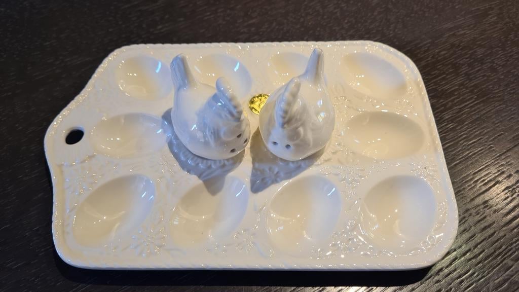 Plat à œufs mimosa salière et poivriere poules, Enlèvement, Neuf, Porcelaine