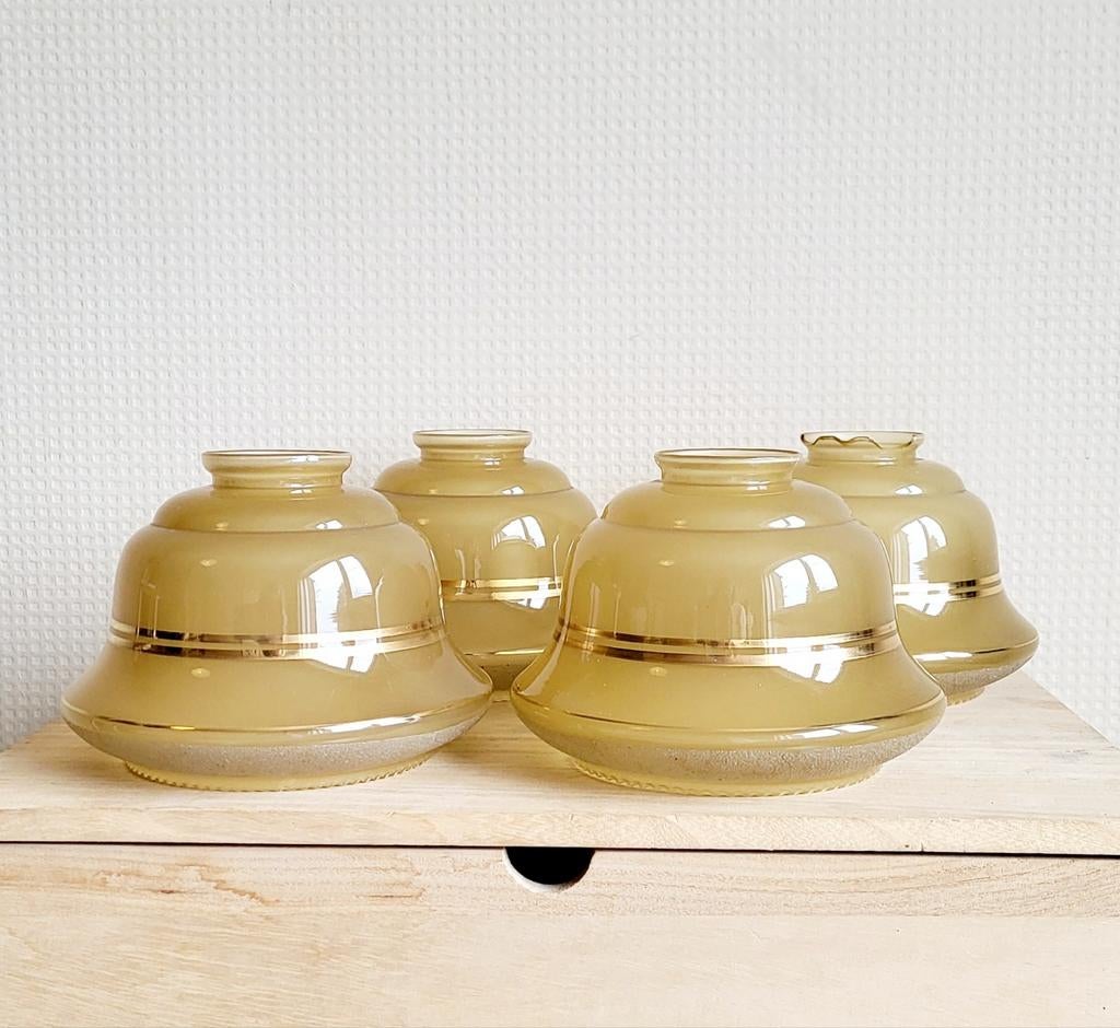 Mooie set van 2 of 4 vintage okergele glazen lampenkapjes!, Ophalen of Verzenden