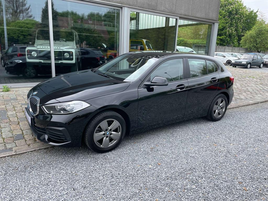 BMW 1 Serie 118 118iA OPF (16.074 + BTW) (bj 2020), Auto's, BMW, Automaat, Gebruikt, Zwart, Bedrijf