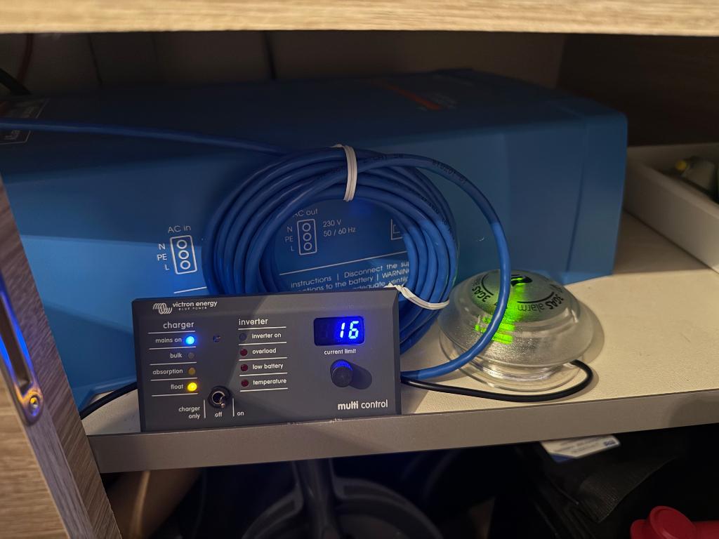 Victron Inverter, batt. en PV-inst. vr caravan of motorhome, Caravans en Kamperen, Ophalen, Zo goed als nieuw