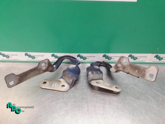 Charnière capot d'un Renault Clio (Clio 3 06-), Autos : Pièces & Accessoires, Renault, -, 3 mois de garantie, Utilisé